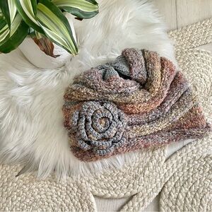 Knitted hat with floral detail